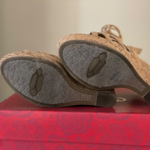 CARLOS BY CARLOS SANTANA cork heel beige, wedge heel sandals, size 8 - Picture 3 of 3